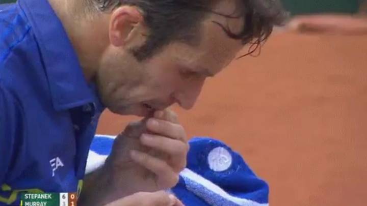 Radek Stepanek licks contact lens, puts it back in eye