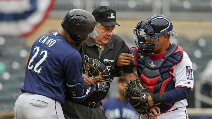 Plate umpire Layne hit in mask, leaves Mariners-Twins game