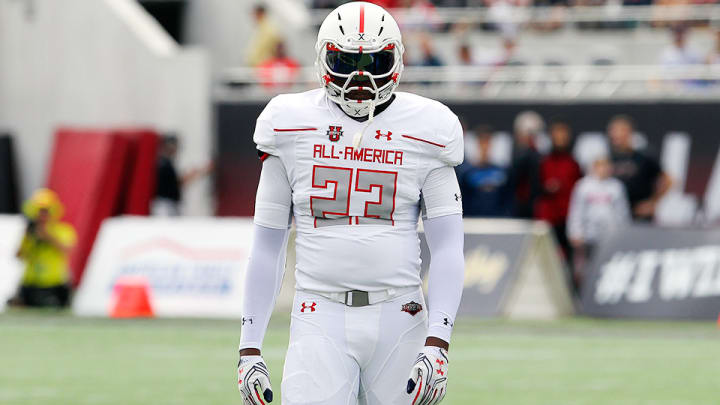 Four-star LB Jeffrey McCulloch opts to stay in state, commits to Texas