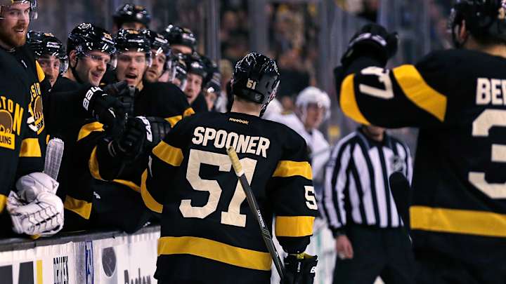 Bergeron, Marchand lift Bruins over Blackhawks 4-2