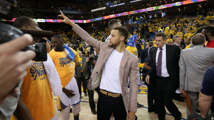 Curry rehabbing right knee several times a day to get back