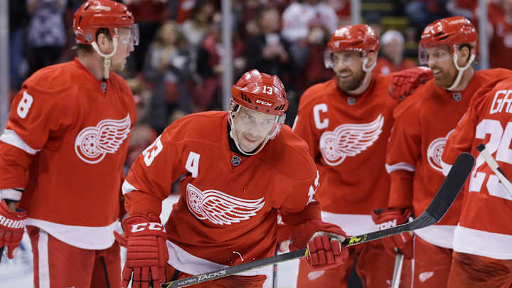 Datsyuk surpasses 900 points as Red Wings top Bruins 6-5