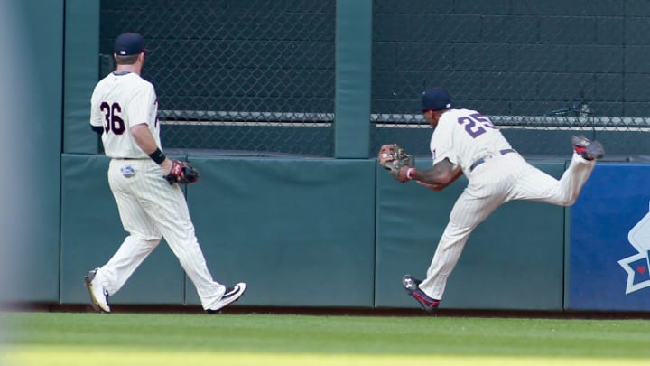 Navarro's double in 10th lifts White Sox past Twins, 6-5