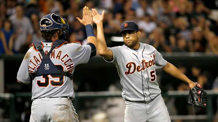 LEADING OFF: Kluber vs O's, Cards pitch rookie in primetime