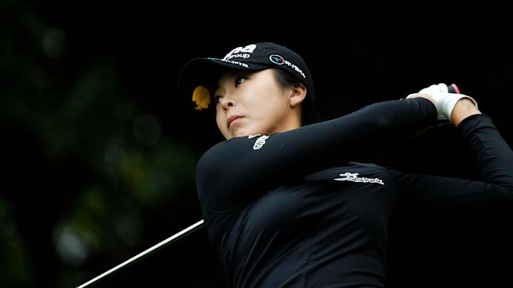 Mi Jung Hur birdies 18th to take LPGA Tour lead in China