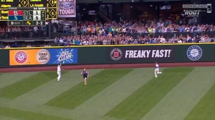 Fan runs right onto field as Mariners try to catch fly ball