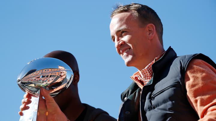 Peyton Manning has a little fun with little brother Eli