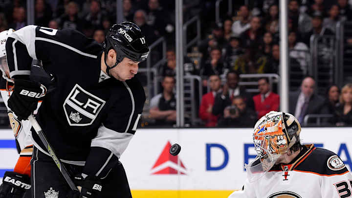 Kings hold off rival Ducks 2-1, close in on division title