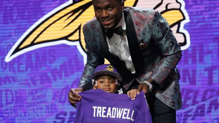 Watch: Laquon Treadwell's daughter high-fives Roger Goodell