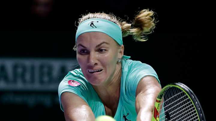 Kuznetsova loses to Muguruza, still wins group at WTA Finals