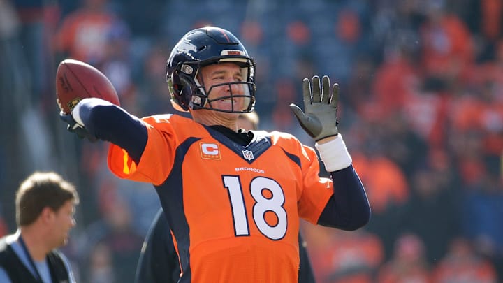 THE LATEST: Manning goes with 2 gloves, Brady with 1