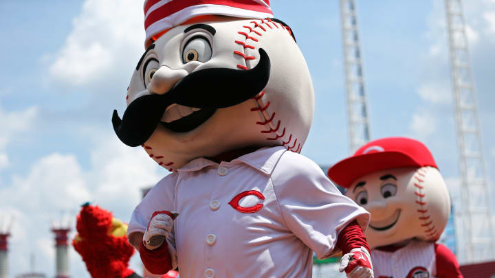 Diamondbacks hit 4 homers, hold off Reds 9-8