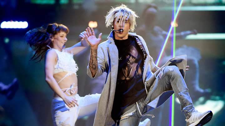 Oilers fan Justin Bieber has jersey signed by Wayne Gretzky Oilers fan Justin Bieber has jersey signed by Wayne Gretzky