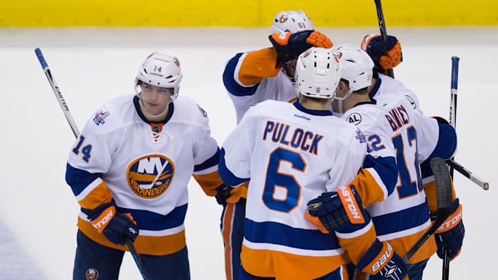 Hickey scores in 3rd to help Islanders top Canucks 3-2