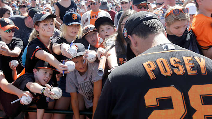 Giants C Buster Posey scratched with hip tightness