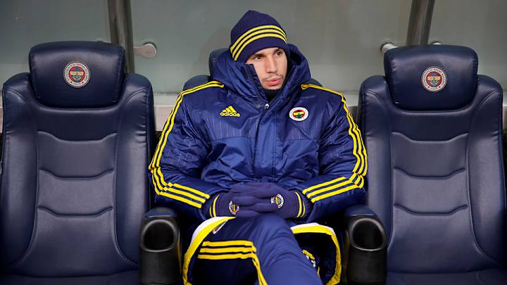 Watch Robin Van Persie sing an R. Kelly song very, very poorly Watch Robin Van Persie sing an R. Kelly song very, very poorly