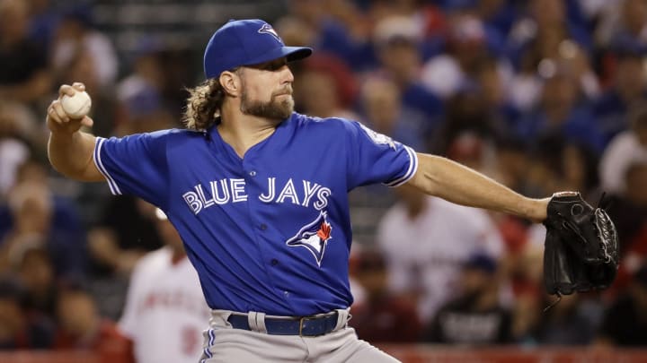 42-year-old knuckleballer RA Dickey agrees with Braves