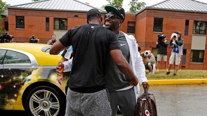 Bell apologizes for being a distraction as Steelers begin