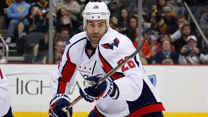 Capitals' Daniel Winnik loses a piece of his ear on blocked shot