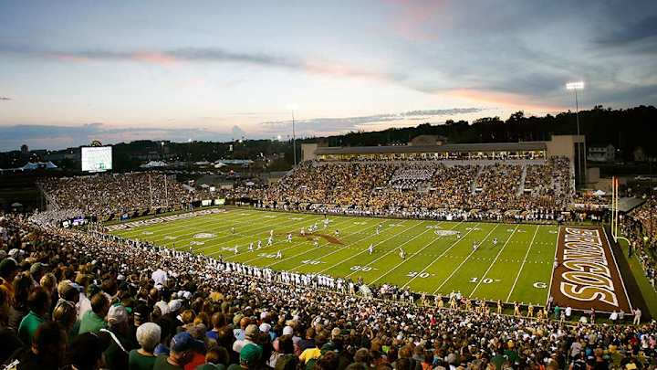 Ex-Wyoming WRs coach Kenni Burns hired as Western Michigan RBs coach