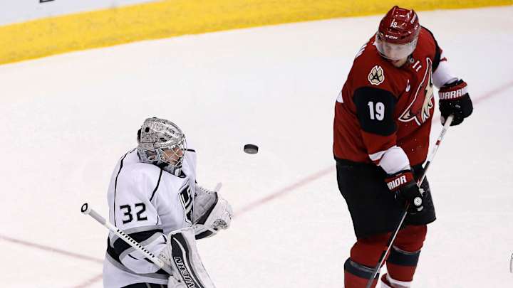 Martinook, Coyotes overcome bizarre goal to beat Kings 3-2 Martinook, Coyotes overcome bizarre goal to beat Kings 3-2