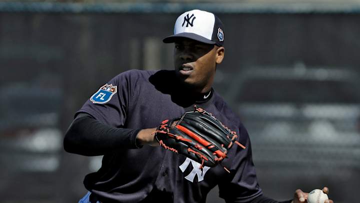Chapman's 1st bullpen session for Yankees turns into event