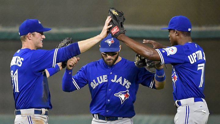 Dickey throws 7 strong innings in Jays' 2-1 win over Astros