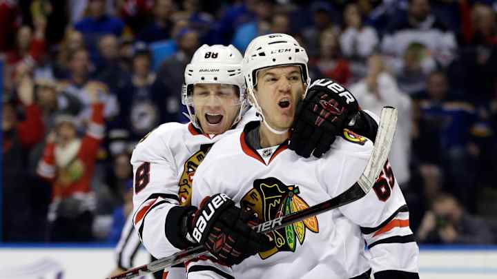 Shaw gets go-ahead goal, Blackhawks edge Blues to tie series