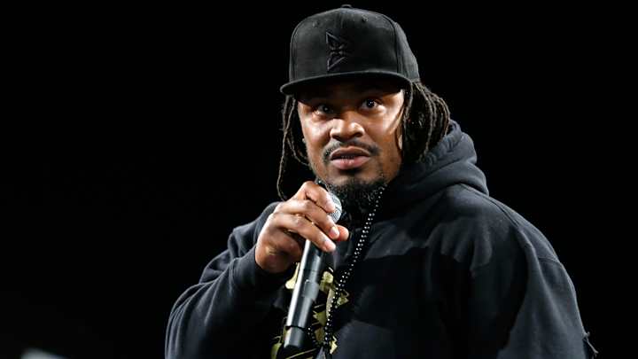 Marshawn Lynch: Rather Kaepernick kneel in protest than stand and be shot Marshawn Lynch: Rather Kaepernick kneel in protest than stand and be shot