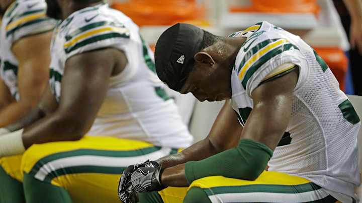 Falcons end skid, come through late to beat Packers 33-32