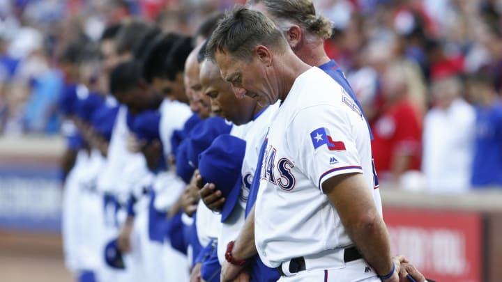 Rangers hold moment of silence for slain Dallas officers