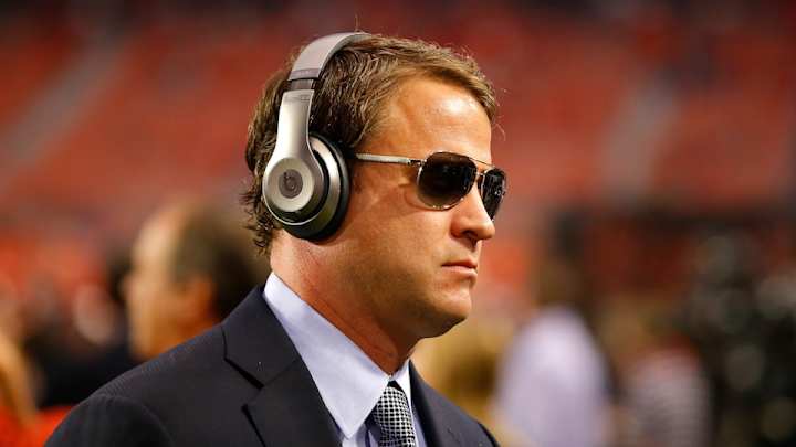 Look at Lane Kiffin wear sunglasses while he’s indoors Look at Lane Kiffin wear sunglasses while he’s indoors