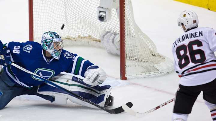 Blackhawks beat skidding Canucks 3-2 to clinch playoff spot