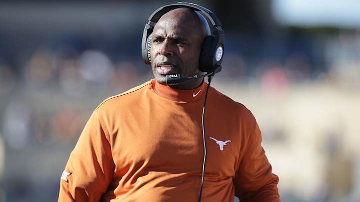 Texas to use Tyrone Swoopes, Shane Buechele at QB vs. Notre Dame Texas to use Tyrone Swoopes, Shane Buechele at QB vs. Notre Dame