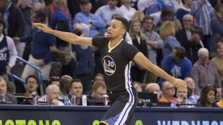 Curry hits winning 3, sets record as Warriors beat Thunder