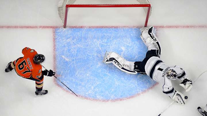 Perron, Getzlaf lead streaking Ducks past rival Kings, 4-2