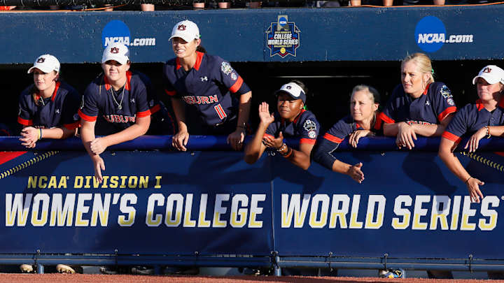 Watch: Auburn's Tiffany Howard robs home run during WCWS