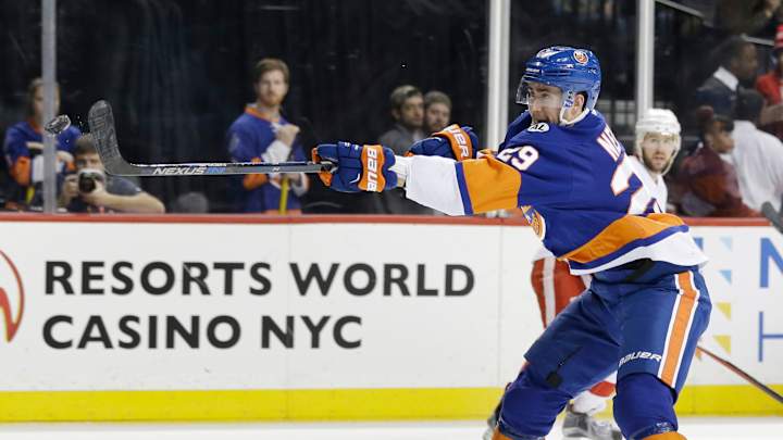 Nelson keys 3-goal second period as Islanders beat Red Wings
