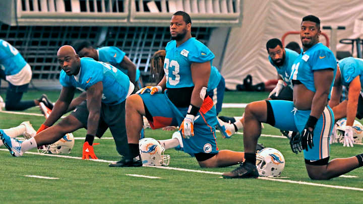 Dolphins counting on comebacks by DEs Wake, Williams