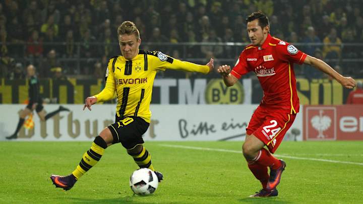 Watch: Dortmund's Passlack juggles his own gum, catches it in his mouth