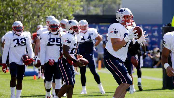 Gronk leaves joint practice with apparent lower body issue
