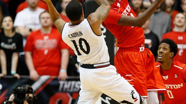 Cincinnati closes with a run to beat Houston 70-59