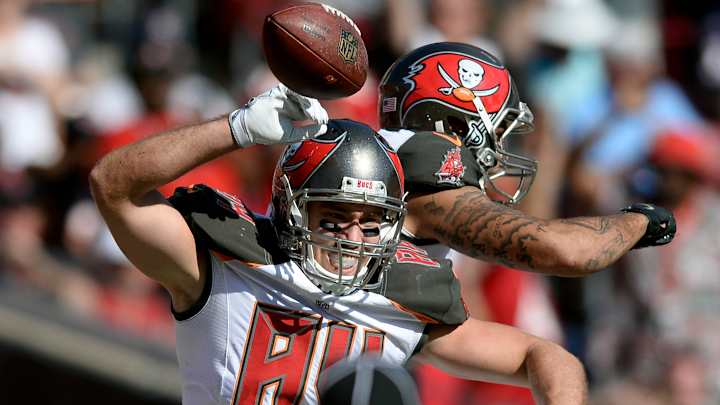 Bucs WR Mike Evans sits for anthem to protest Trump election