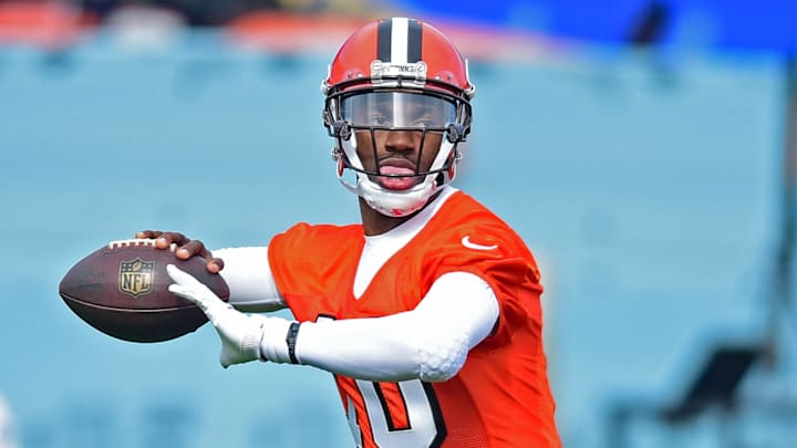 Sneaky quarterback: RG3, Browns surprise high school team