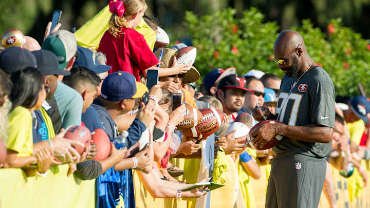 Rice runs autographs for Landry at Pro Bowl practice