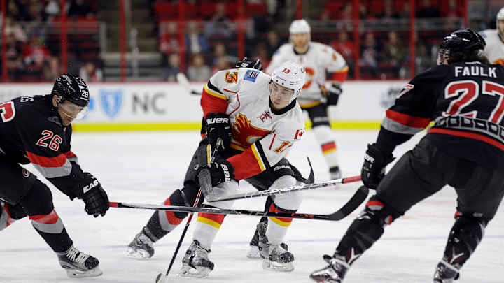 Versteeg's 2 goals lift Hurricanes past Flames 5-2 Versteeg's 2 goals lift Hurricanes past Flames 5-2