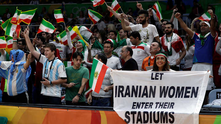 Iranian fan allowed to hold her sign at volleyball venue