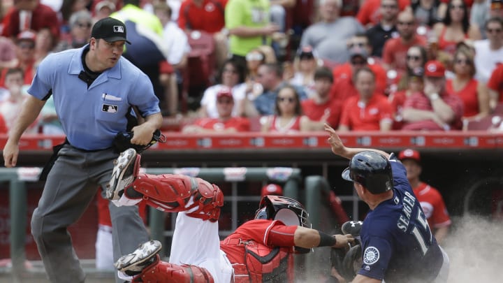 Martin, Cano help Mariners sweep, hand Reds 7th loss in row