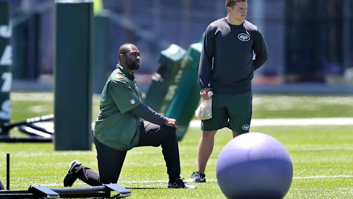 Jets' Revis practices for first time since wrist surgery