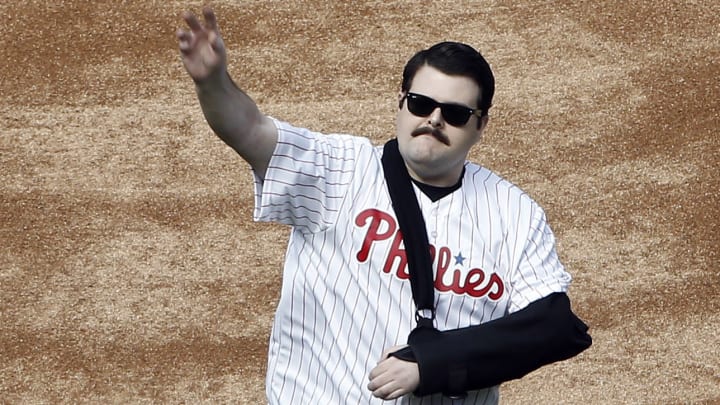 Wounded officer throws first pitch, proposes to girlfriend Wounded officer throws first pitch, proposes to girlfriend